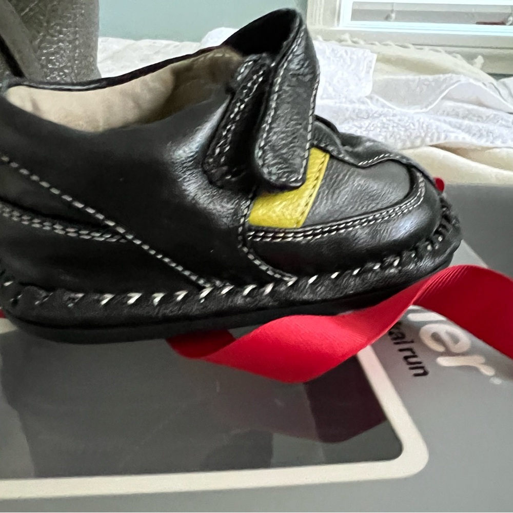 See Kai Run Soft Sole Crib Shoes - Size 9-12 Months